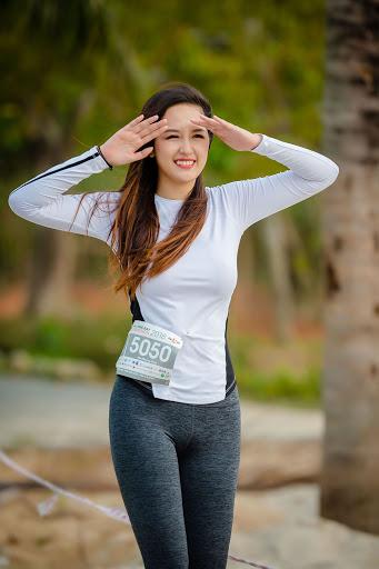 Mai Phương Thúy lại gây thù oán với quần bó chẽn hằn nơi nhạy cảm-6