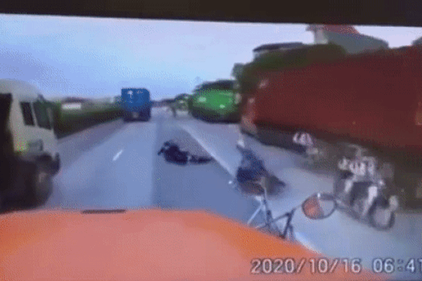 Clip: Va chạm xe máy, nữ sinh lọt thẳng vào gầm container