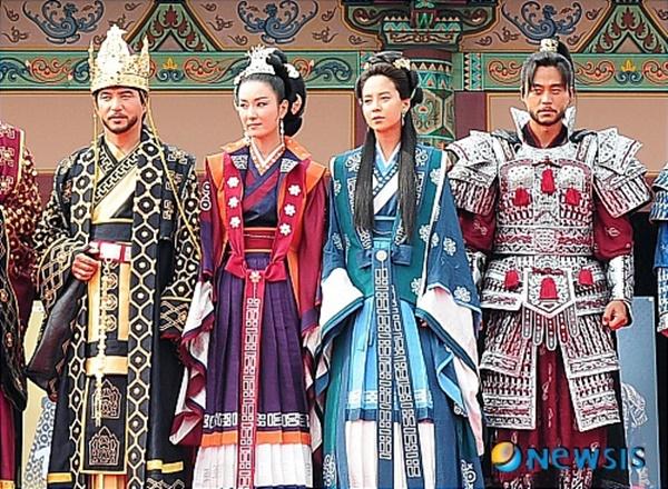 Phim cổ trang Hàn bị chỉ trích nặng nề khi biến tấu quốc phục hở hang-2