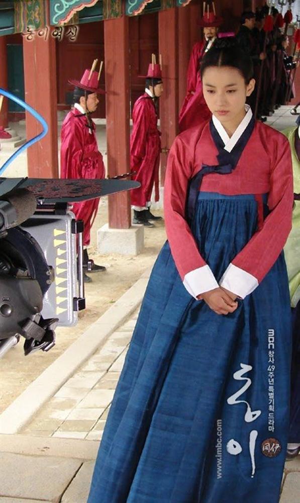 Phim cổ trang Hàn bị chỉ trích nặng nề khi biến tấu quốc phục hở hang-6