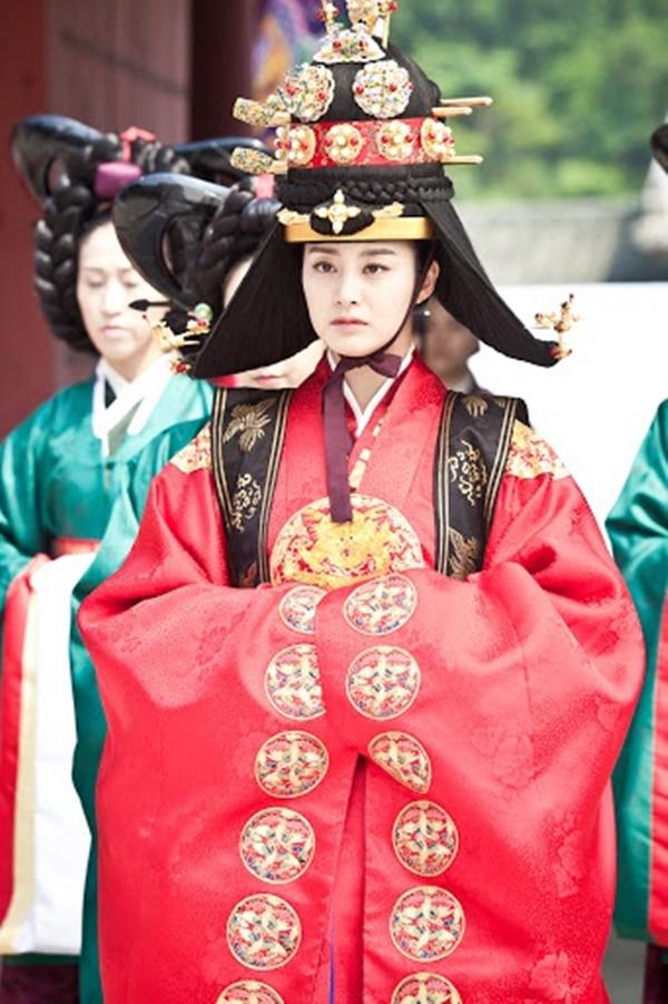 Phim cổ trang Hàn bị chỉ trích nặng nề khi biến tấu quốc phục hở hang-8