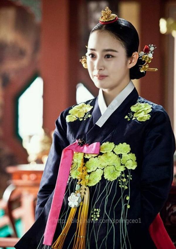 Phim cổ trang Hàn bị chỉ trích nặng nề khi biến tấu quốc phục hở hang-9