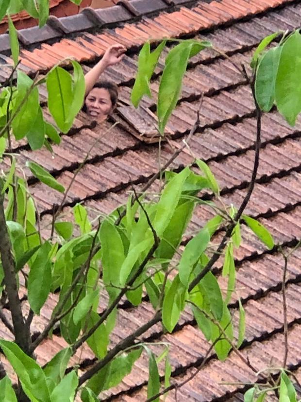 Người dân vùng lũ ngâm mình trong nước, ngồi nóc nhà chờ cứu hộ-8