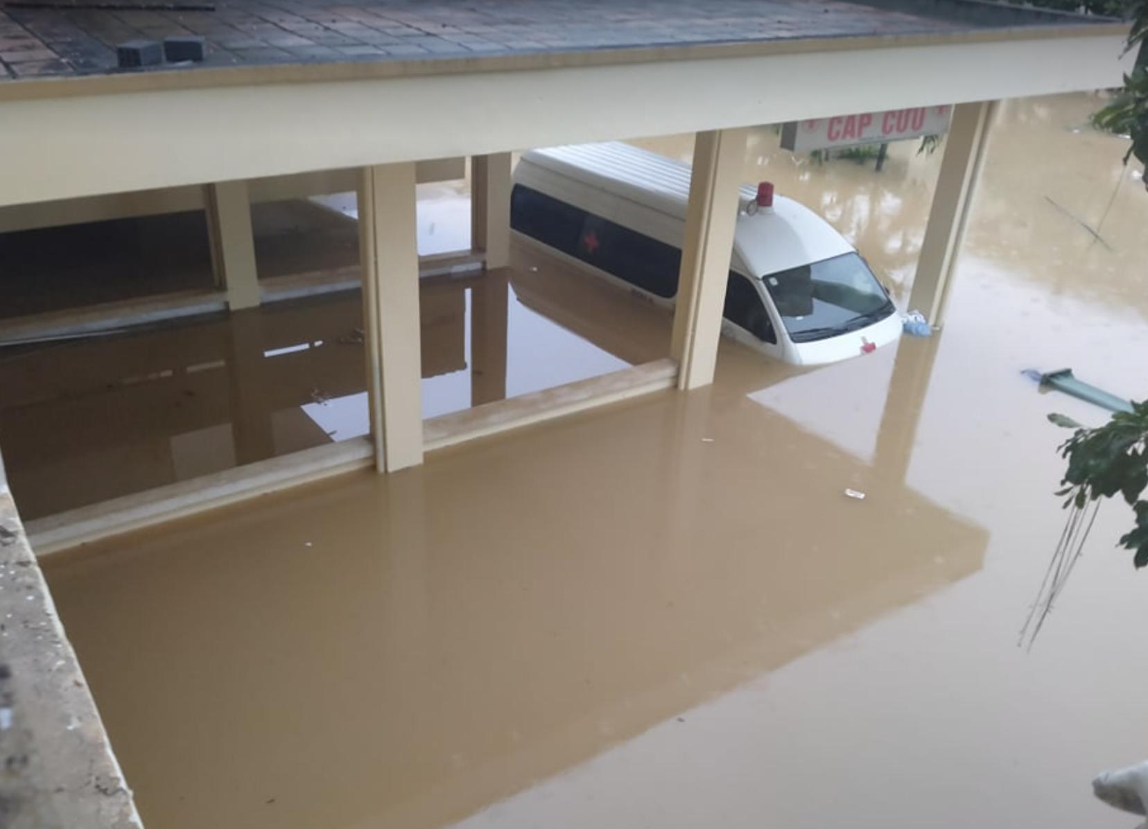 Người dân vùng lũ ngâm mình trong nước, ngồi nóc nhà chờ cứu hộ-5