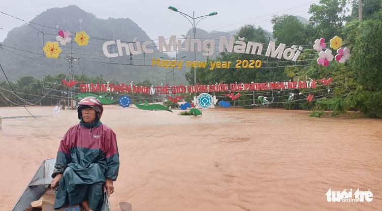 Người dân vùng lũ ngâm mình trong nước, ngồi nóc nhà chờ cứu hộ-17