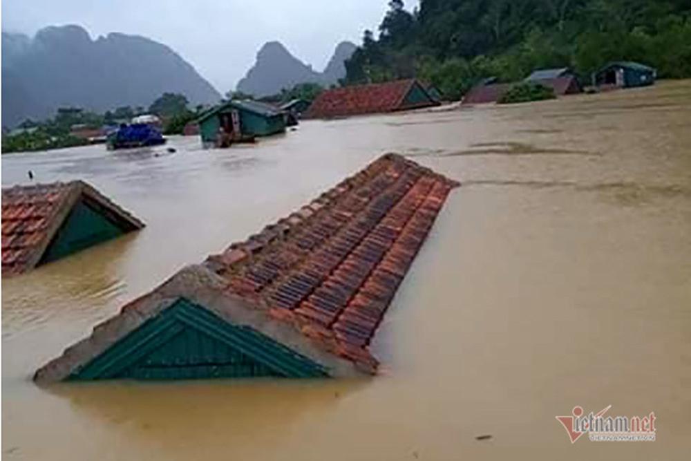 Người dân vùng lũ ngâm mình trong nước, ngồi nóc nhà chờ cứu hộ-7