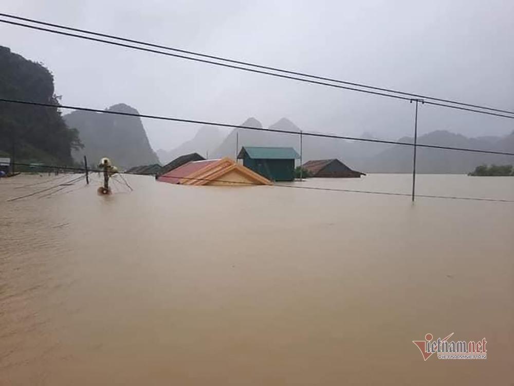 Người dân vùng lũ ngâm mình trong nước, ngồi nóc nhà chờ cứu hộ-6