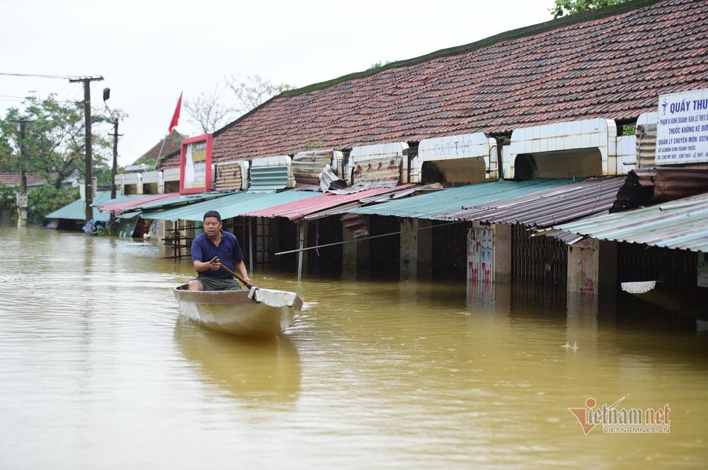 Người dân vùng lũ ngâm mình trong nước, ngồi nóc nhà chờ cứu hộ-1