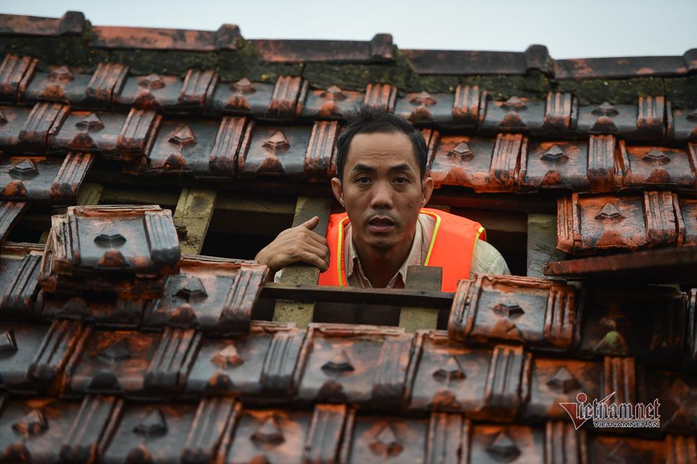 Người dân vùng lũ ngâm mình trong nước, ngồi nóc nhà chờ cứu hộ-11