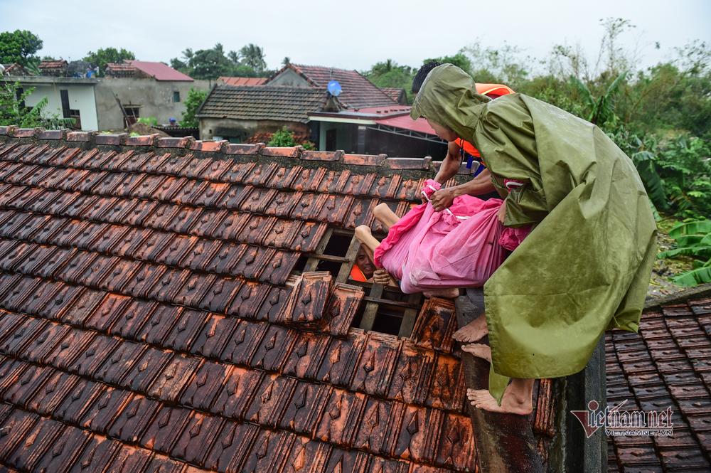 Người dân vùng lũ ngâm mình trong nước, ngồi nóc nhà chờ cứu hộ-12