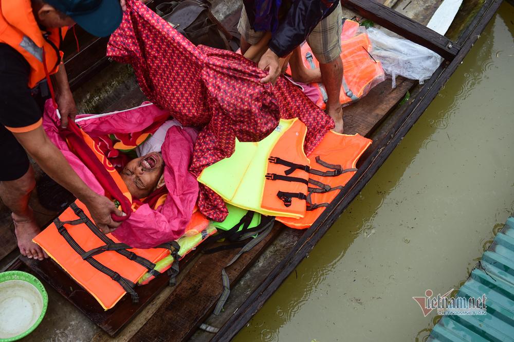 Người dân vùng lũ ngâm mình trong nước, ngồi nóc nhà chờ cứu hộ-13