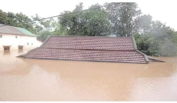 Hàng loạt ngôi nhà sắp bị nuốt cả phần mái trong cơn đại hồng thủy ở Quảng Bình-1