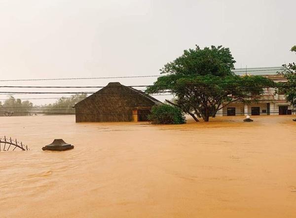 Hàng loạt ngôi nhà sắp bị nuốt cả phần mái trong cơn đại hồng thủy ở Quảng Bình-13
