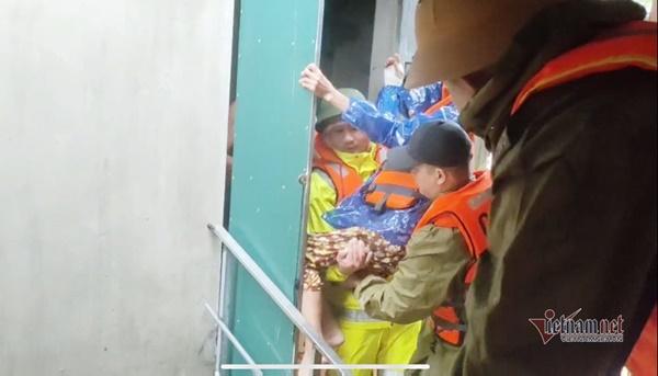 Giải cứu cụ già bị gãy cả tay cả chân khỏi rốn lũ Quảng Bình-1