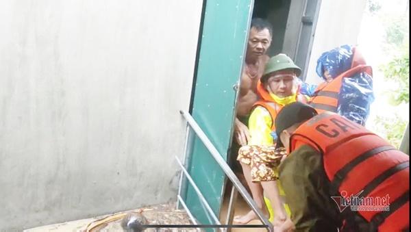 Giải cứu cụ già bị gãy cả tay cả chân khỏi rốn lũ Quảng Bình-2