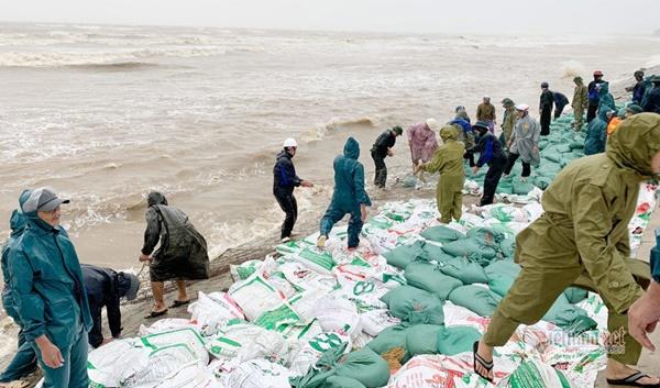 Giải cứu cụ già bị gãy cả tay cả chân khỏi rốn lũ Quảng Bình-3