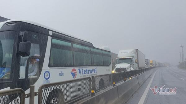 Giải cứu cụ già bị gãy cả tay cả chân khỏi rốn lũ Quảng Bình-5