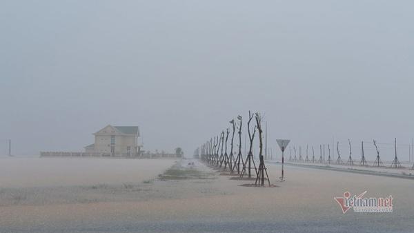 Giải cứu cụ già bị gãy cả tay cả chân khỏi rốn lũ Quảng Bình-4