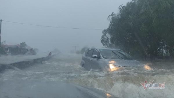 Giải cứu cụ già bị gãy cả tay cả chân khỏi rốn lũ Quảng Bình-8