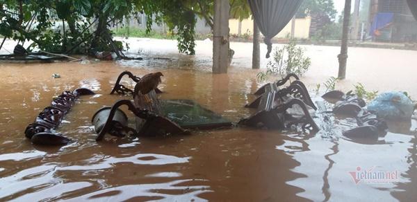 Giải cứu cụ già bị gãy cả tay cả chân khỏi rốn lũ Quảng Bình-7