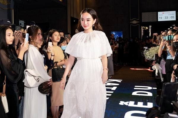 Diệu Nhi đỏ rực lấn át các mỹ nhân khác ở thảm đỏ Tiệc Trăng Máu-2