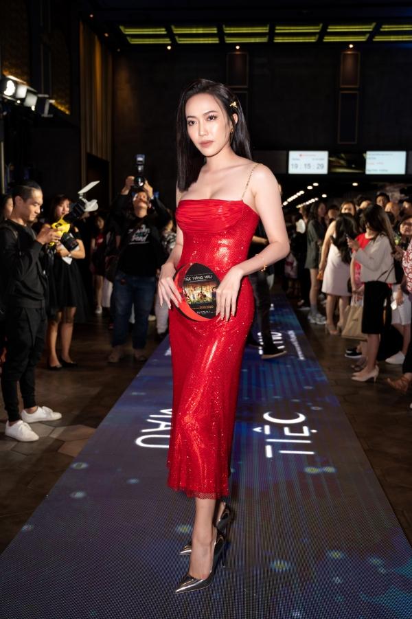Diệu Nhi đỏ rực lấn át các mỹ nhân khác ở thảm đỏ Tiệc Trăng Máu-1