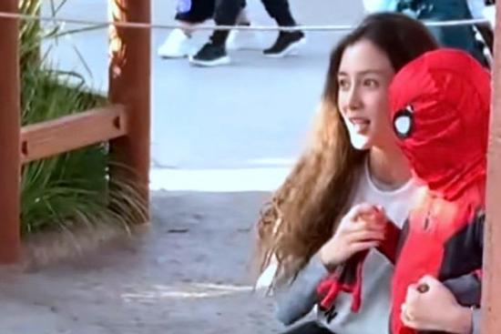 Angela Baby xuất hiện bên con trai, Huỳnh Hiểu Minh một lần nữa vắng bóng