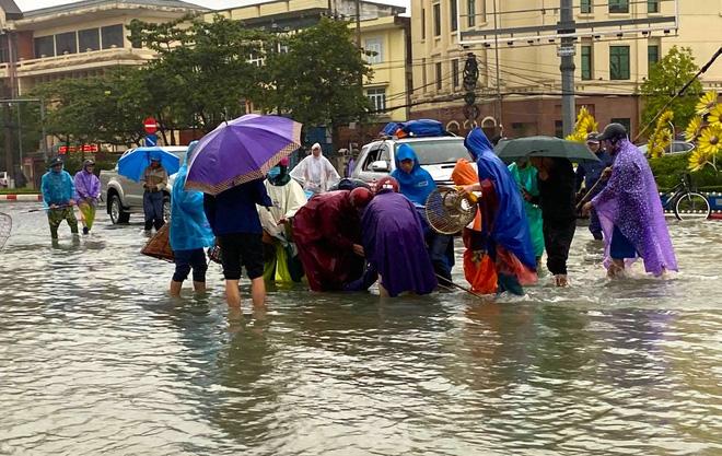 Ngập nặng, người dân TP Hà Tĩnh dùng bu gà, vợt tự chế ra đường bắt cá-2