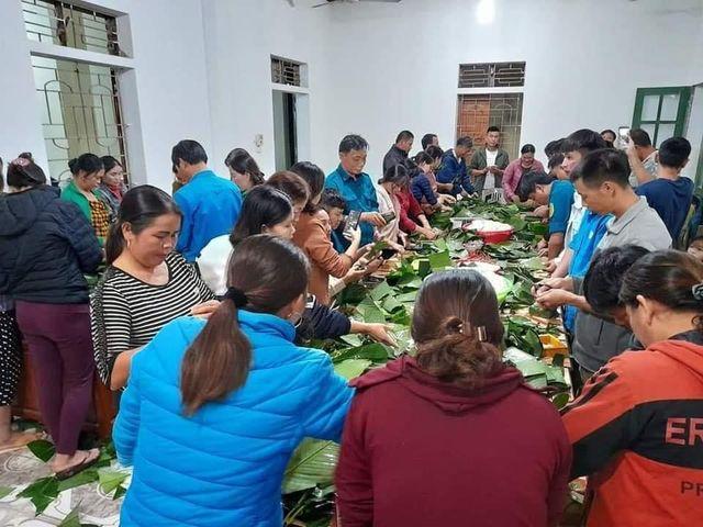 Bà con trắng đêm nấu bánh chưng cứu trợ người dân vùng lũ miền Trung-6