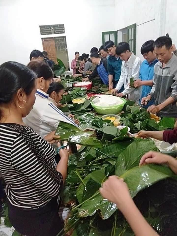 Bà con trắng đêm nấu bánh chưng cứu trợ người dân vùng lũ miền Trung-7