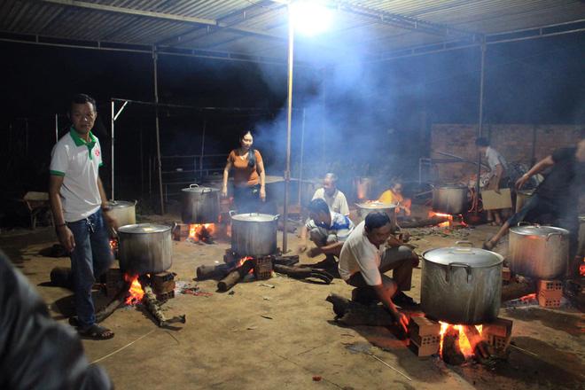 Bà con trắng đêm nấu bánh chưng cứu trợ người dân vùng lũ miền Trung-10