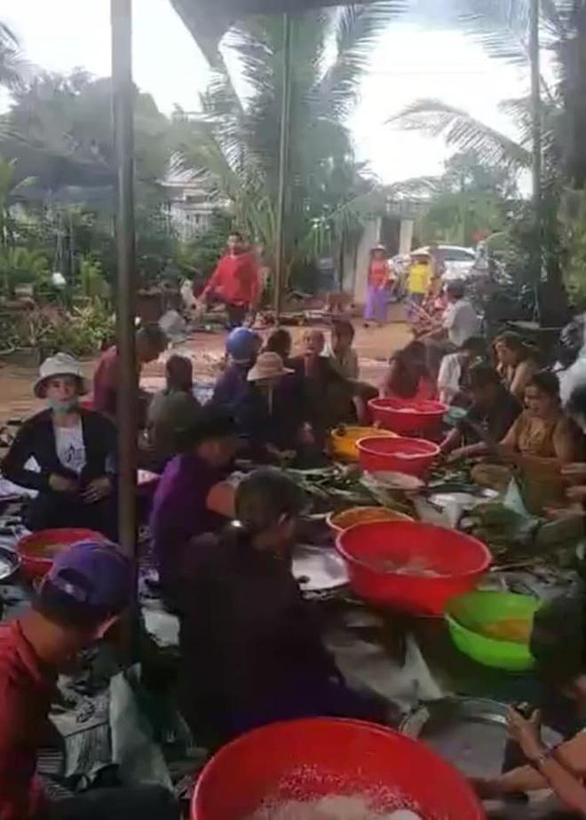 Bà con trắng đêm nấu bánh chưng cứu trợ người dân vùng lũ miền Trung-16