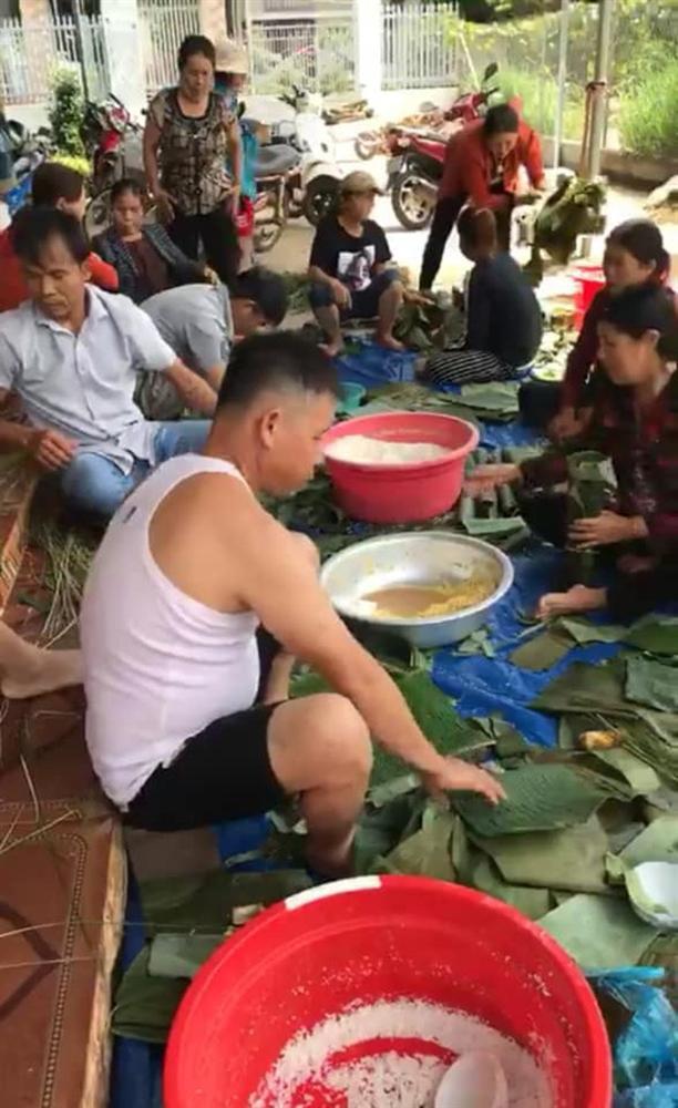 Bà con trắng đêm nấu bánh chưng cứu trợ người dân vùng lũ miền Trung-17