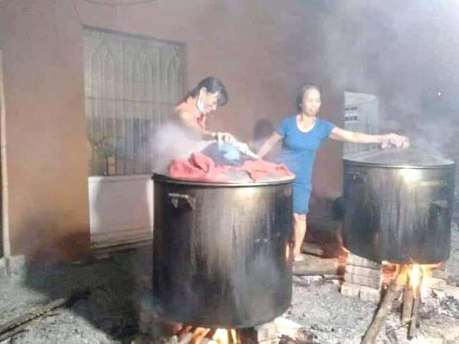 Bà con trắng đêm nấu bánh chưng cứu trợ người dân vùng lũ miền Trung-19