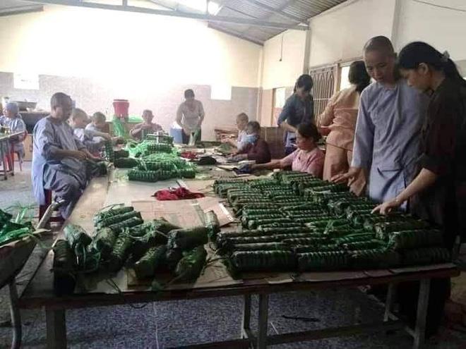 Bà con trắng đêm nấu bánh chưng cứu trợ người dân vùng lũ miền Trung-20