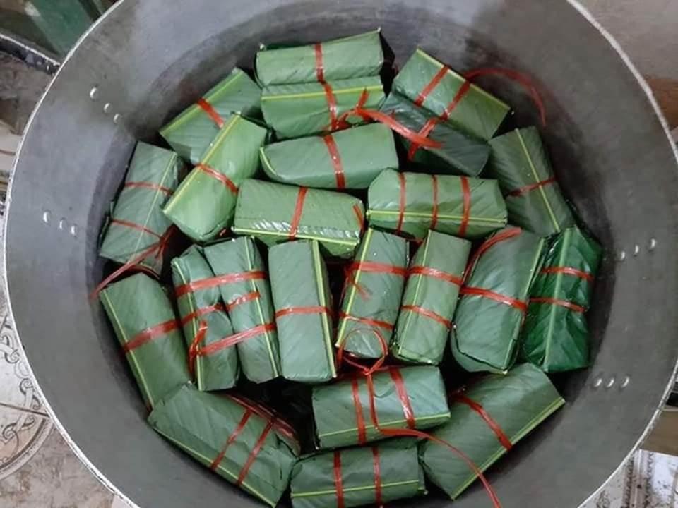 Bà con trắng đêm nấu bánh chưng cứu trợ người dân vùng lũ miền Trung-23