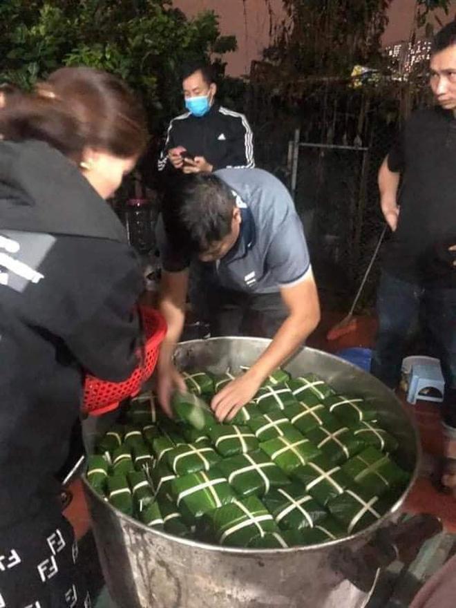 Bà con trắng đêm nấu bánh chưng cứu trợ người dân vùng lũ miền Trung-15