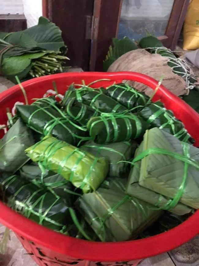 Bà con trắng đêm nấu bánh chưng cứu trợ người dân vùng lũ miền Trung-22