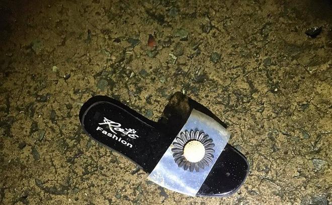 Tên cướp táo tợn vào tận cửa hàng kề dao vào cổ cô gái, ép chuyển tiền vào tài khoản ở TP.HCM-1