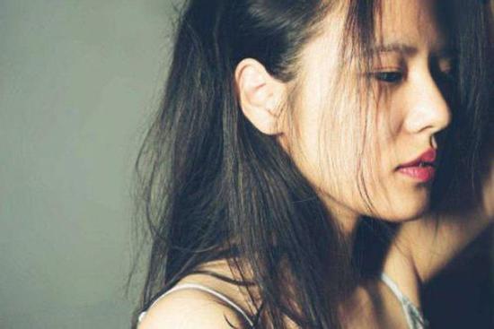 Ngày cưới, tôi nhận được hộp quà đựng chiếc váy rách loang lổ máu tiết lộ quá khứ gây sốc của chồng