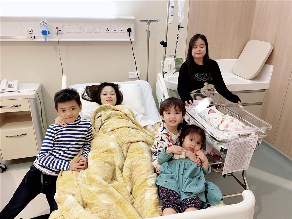 Hằng Túi lộ diện sau khi sinh lần 5, nhan sắc tươi tắn của mẹ bỉm sữa gây chú ý-4