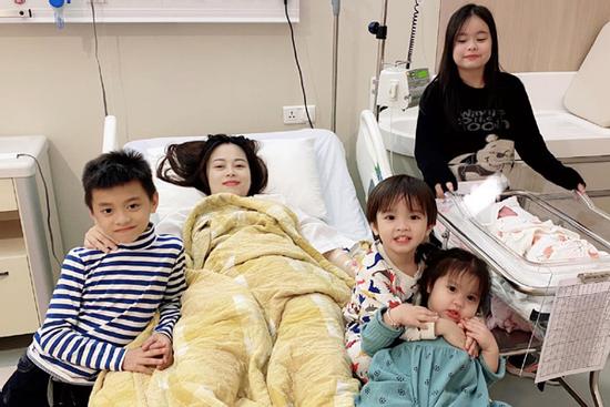 Hằng 'Túi' lộ diện sau khi sinh lần 5, nhan sắc tươi tắn của mẹ bỉm sữa gây chú ý