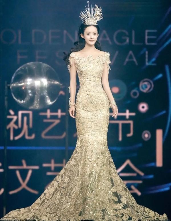Xuất hiện với bộ lễ phục có phần đơn giản nhưng lại vô cùng tinh tế, mãi đến tận sau này, Triệu Lệ Dĩnh luôn được khán giả nhớ tới với hình ảnh nữ thần đẹp nhất từ trước đến nay: giản dị nhưng đầy khí chất.