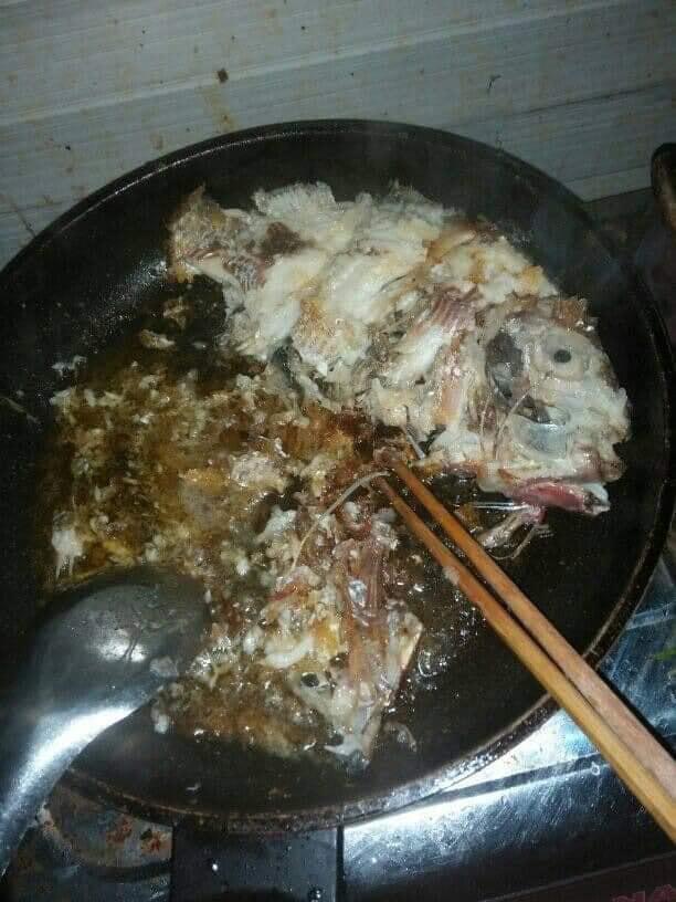 Nhìn thôi đã muốn bỏ đũa trước các pha rán cá nát bét của hội chị em đoảng-1