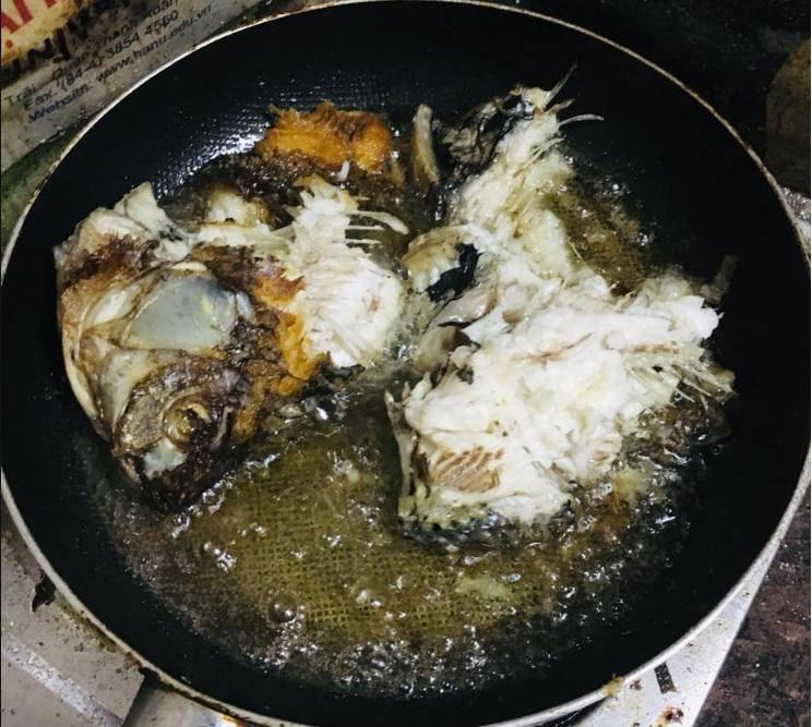 Nhìn thôi đã muốn bỏ đũa trước các pha rán cá nát bét của hội chị em đoảng-2