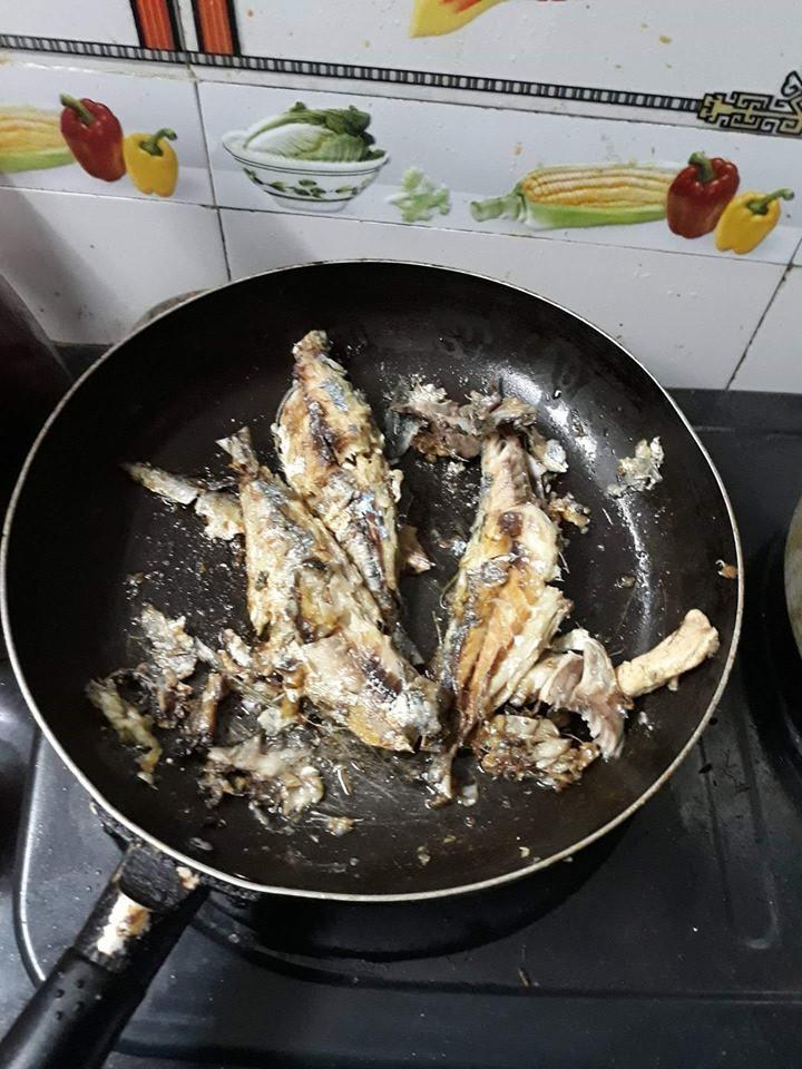 Nhìn thôi đã muốn bỏ đũa trước các pha rán cá nát bét của hội chị em đoảng-3