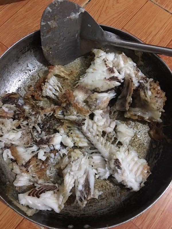 Nhìn thôi đã muốn bỏ đũa trước các pha rán cá nát bét của hội chị em đoảng-7