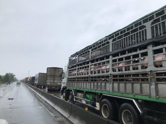 Quốc lộ 1A qua Hà Tĩnh ngập sâu, hàng trăm chiếc xe chôn chân tại chỗ-1