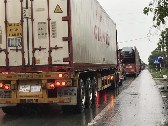 Quốc lộ 1A qua Hà Tĩnh ngập sâu, hàng trăm chiếc xe chôn chân tại chỗ-2