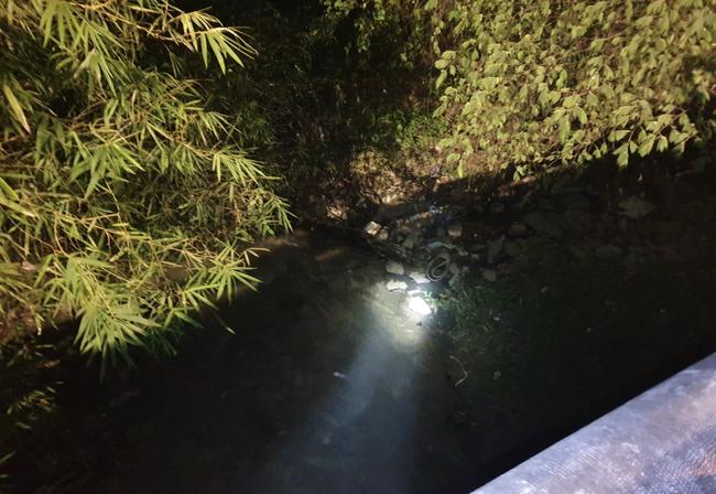 Kinh hoàng 2 thi thể nam giới nằm úp mặt dưới gầm cầu ở Bình Dương-2